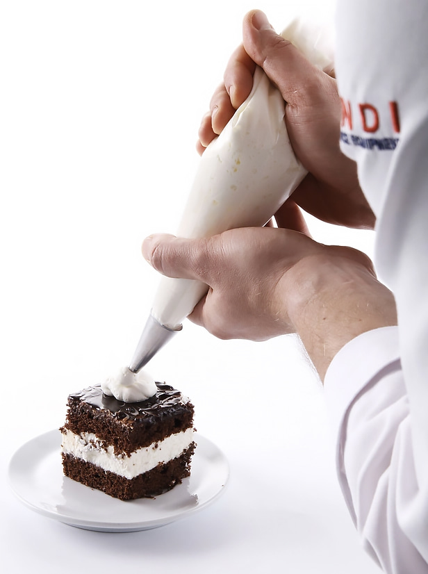 Rękaw CUKIERNICZY foliowy 100szt do wyciskania kremu 53x28,5cm do szprycowania *Worki do szprycowania antypoślizgowe
*Kolor niebieski
*Jednorazowe worki biodegradowalne,
*Odpowiednie do ciepłej i zimnej masy,
*Zgodne ze standardami HACCP,
*Grubość folii: 80 mikronów,
*Opakowanie - rolka 100 szt.
*Wielk...