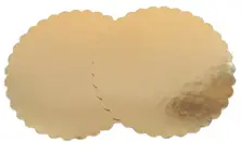 Podkład pod tort wykonany z cienkiej i sztywnej tektury, laminowanej złotą folią. Podkład idealnie wykorzystać można do oddzielenia pięter tortów. Można podać na nim także inne wypieki.

    *Podkład okrągły karbowany
    *Rozmiar: fi 26cm
    *Kol...