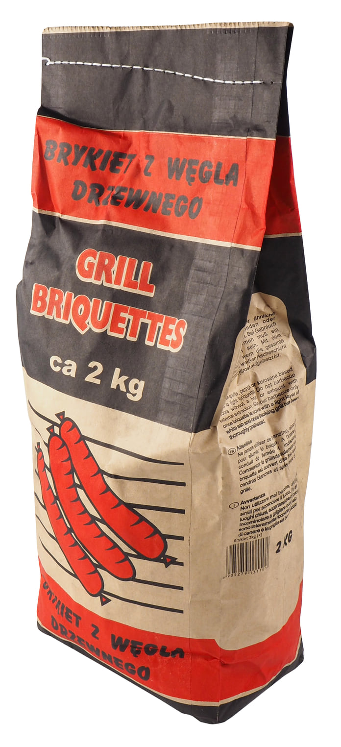 Brykiet drzewny 2 kg do grilla w opakowaniu papierowym z czerwonym paskiem i grafiką drewna.