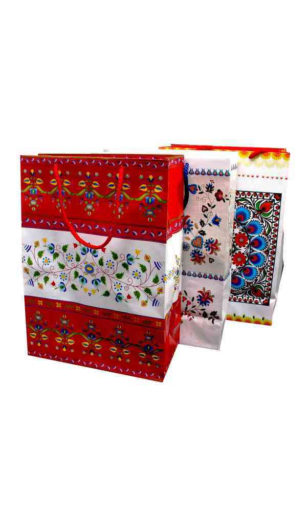 Wytrzymała i odporna na zgięcia torebka ozdobna,  została stworzona na prezenty, upominki. Posiada sznureczek pełniący funkcję ucha. Posiada również delikatnie usztywniane dno. Wymiary: 23x32 cm.
Wzory wysyłane losowo