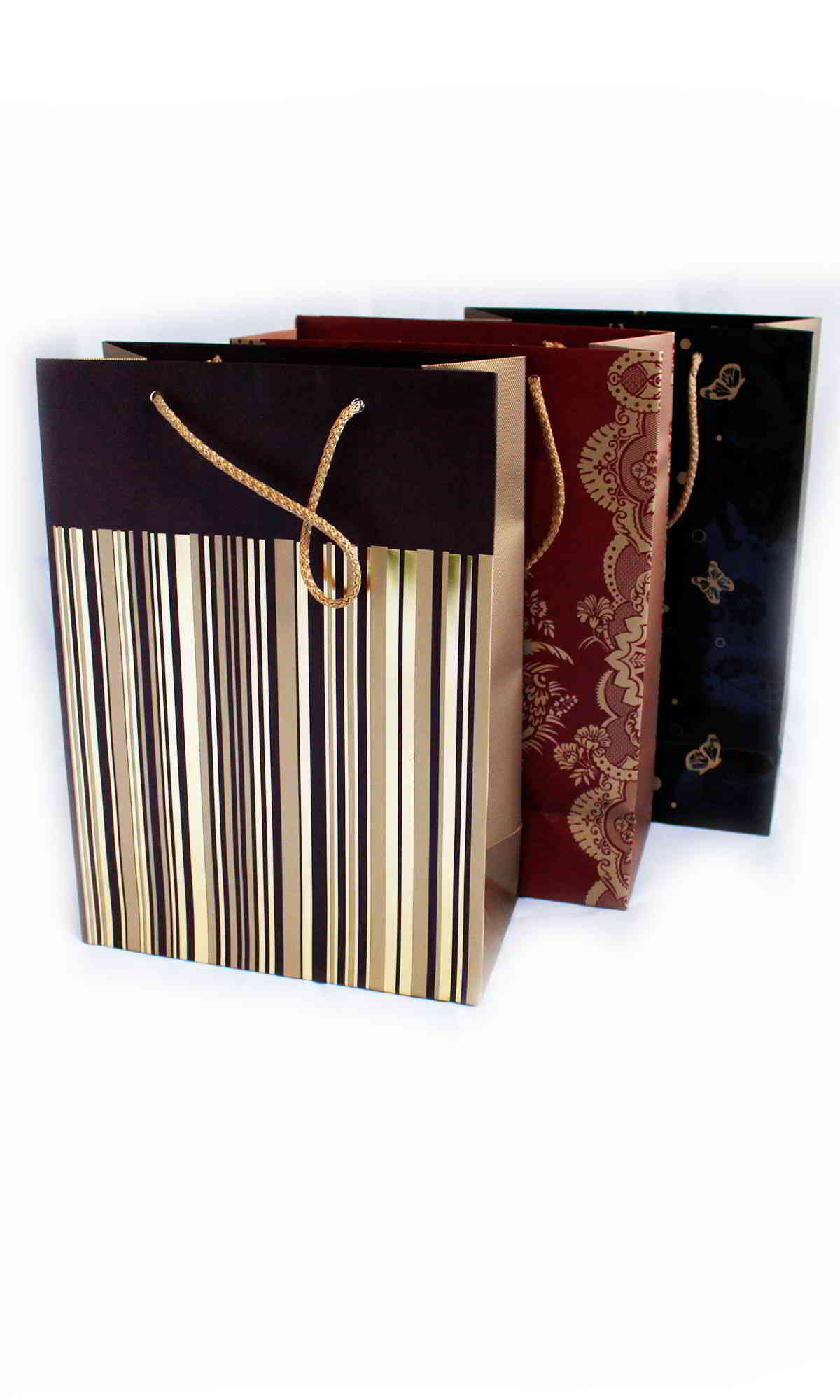 Wytrzymała i odporna na zgięcia torebka ozdobna,  została stworzona na prezenty, upominki. Posiada sznureczek pełniący funkcję ucha. Posiada również delikatnie usztywniane dno. Wymiary: 29x40 cm.
Torebki wysyłane losowo