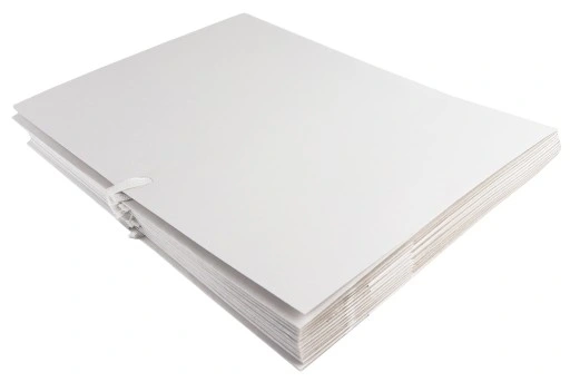 Teczka wykonana z kartonu o gramaturze: 250g. Pokryta białym lakierem na bazie oleju. Wyposażona w dwa białe sznurki, umożliwiające związanie teczki. Wymiary: 225x320mm.