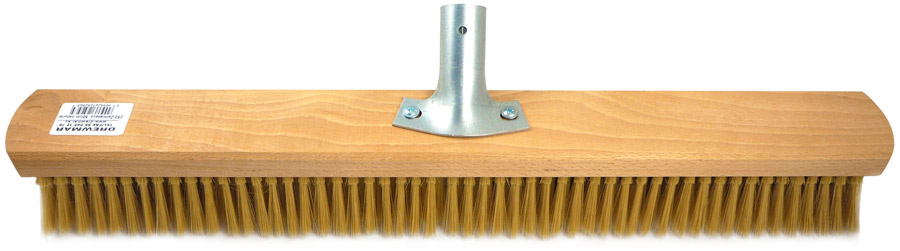 Szczotka zamiatacz drewniana/natur 50cm z uchwytem metalowym Szczotka wykonana została na bazie oprawy drewnianej. Zastosowane włosie to szczecina świńska. Szczotka posiada uchwyt metalowy na kij o średnicy 22 mm.
*Długość: 50cm
*Szerokość: 5,3cm
*Długość włosia: ok. 5cm