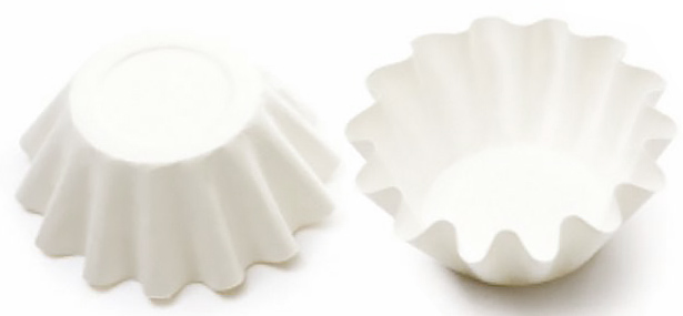 Papilotki okrągłe, przeznaczone do pieczenia lub ekspozycji wyrobów gotowych. Wykonane z papieru o gramaturze 60g odpornego na tłuszcz. Polecane do pakowania: pralin, babeczek, ciastek, pączków i innych wypieków.

     *Kolor: biała
     *Wymiary: 5...