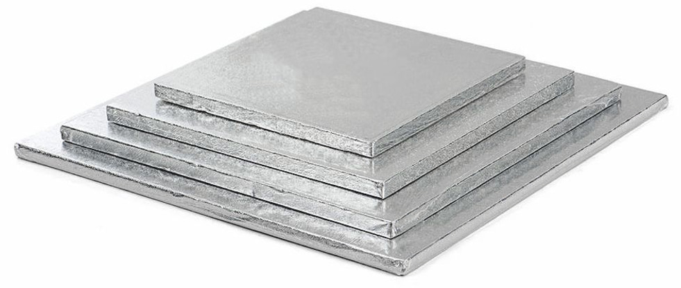 Podkładka 1,2hx30x30 kwadrat SREBRNA1szt Podkładka tortowa kwadratowa 30x30 cm ze sztywnego tworzywa w kolorze srebrnym, pojedyncza sztuka.