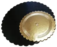 Podkład pod tort wykonany z cienkiej i sztywnej tektury, laminowanej złotą folią. Podkład idealnie wykorzystać można do oddzielenia pięter tortów. Można podać na nim także inne wypieki.

    *Podkład okrągły karbowany
    *Rozmiar: fi 24cm
    *Kol...