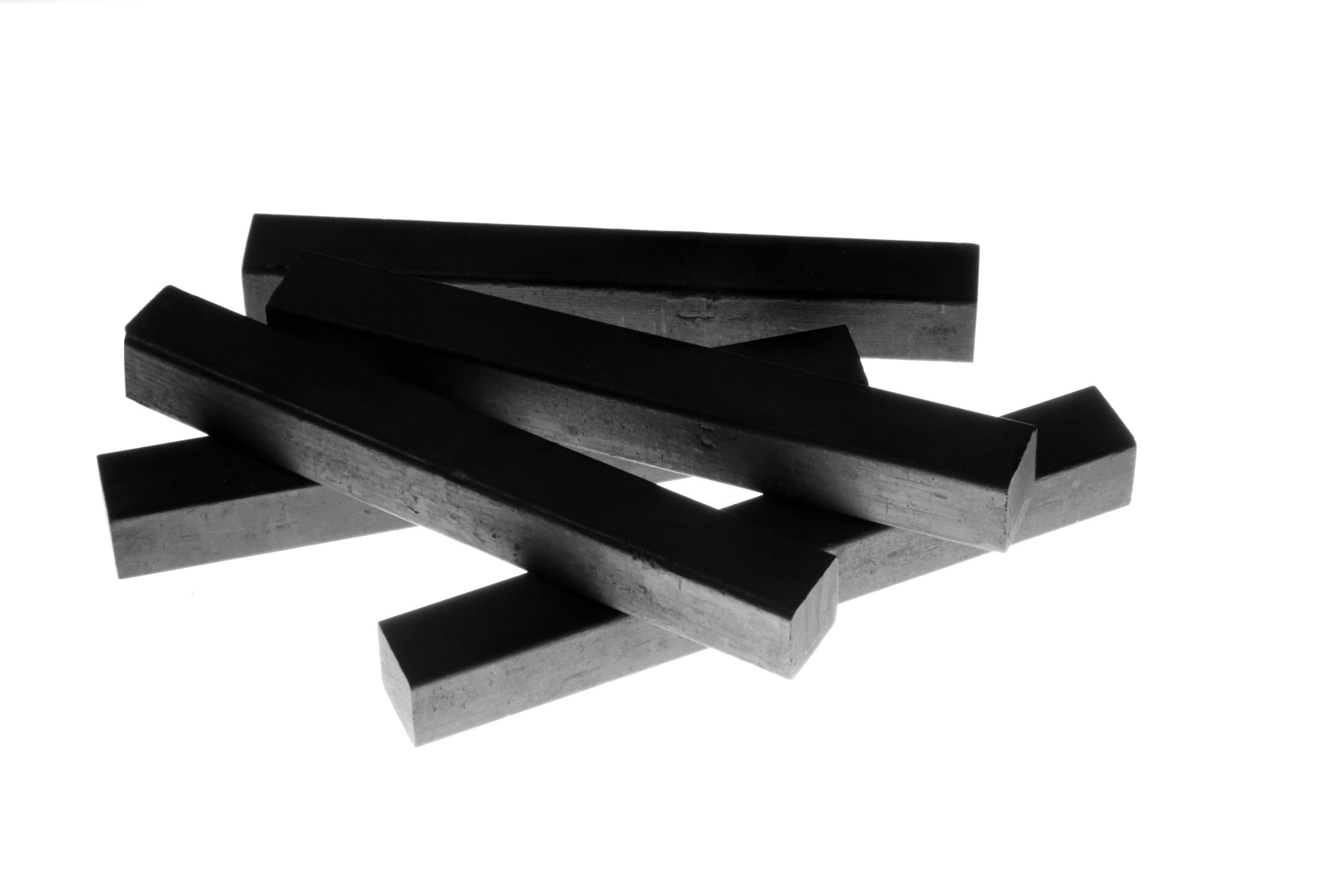 Węgiel naturalny rysunkowy idealny jest do rysowania i szkicowania na różnych powierzchniach. Opakowanie zawiera 12szt (4 miękkie, 4 średnie, 4 grube ).

