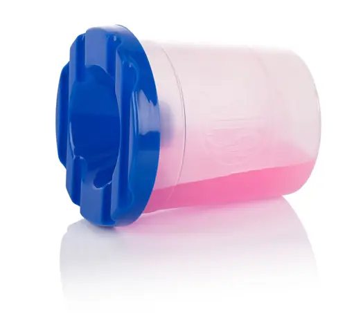 Kubeczek do płukania pędzli ze specjalną pokrywką z blokadą wylania i miejscem na odłożenie 4 pędzelków.

