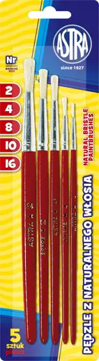 Pędzel szkolny cechuje się doskonałą jakością. Włosie wykonane ze świńskiej szczeciny jest trwałe i elastyczne. Natomiast trzonek wykonany jest z lakierowanego drewna. Opakowanie zawiera 5szt.

