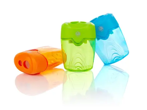 Temperówka WAVE posiada dwa otwory różnej wielkości oraz pojemny zbiorniczek. Występuje w czterech wariantach kolorystycznych. Dzięki stopowemu ostrzu temperowanie jest wygodne i szybkie.

