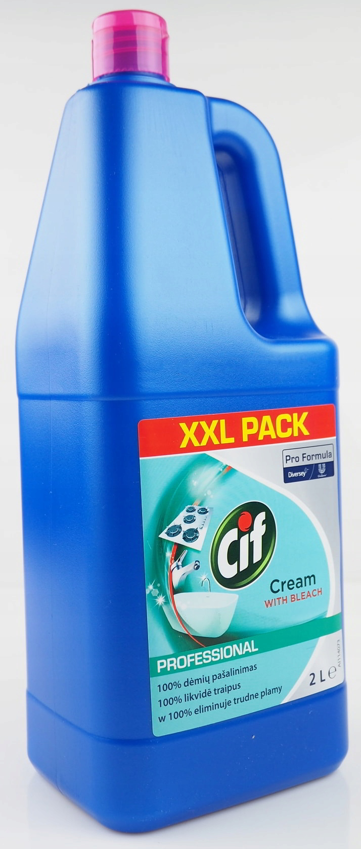 CIF mleczko do szorowania Cream with Bleach 2L w niebieskiej butelce z różowym zamknięciem