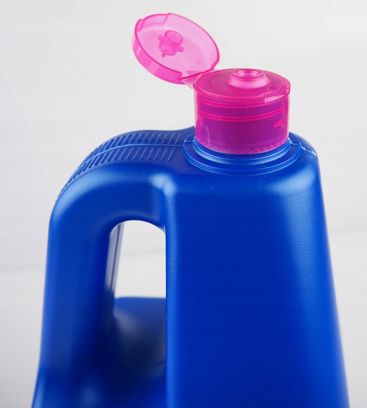 To niezwykłe mleczko do czyszczenia powierzchni, które już po pierwszym zastosowaniu pozostawia spektakularne efekty. Środek z dodatkiem składników nabłyszczających, świetnie odświeża czyszczone powierzchnie, nie pozostawiając smug i zacieków.

Pojem...