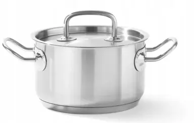 Konstrukcja dna typu "sandwich" (stal nierdzewna/aluminium) łączy w sobie właściwości aluminium w zakresie rozprowadzania ciepła z trwałością i właściwościami magnetycznymi stali nierdzewnej.
Powierzchnia zewnętrzna w całości satynowa. Nienagrzewające...