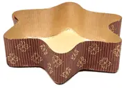 Foremka papierowa GWIAZDA MAŁA 128x80x35 brązowa-złoty wzorek 1 szt Foremka papierowa do pieczenia, tzw. tarty. Ściany boczne wykonane są z nieprzywierającego, odpornego na tłuszcz papieru falistego, podstawa wykonana została z nieprzywierającego, falistego, mikroperforowanego papieru. Można w niej wypiekać w temperatu...