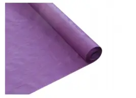 Obrus papierowy fioletowy w rolce z wytłoczeniem damaszkowym, rozłożenie materiału.