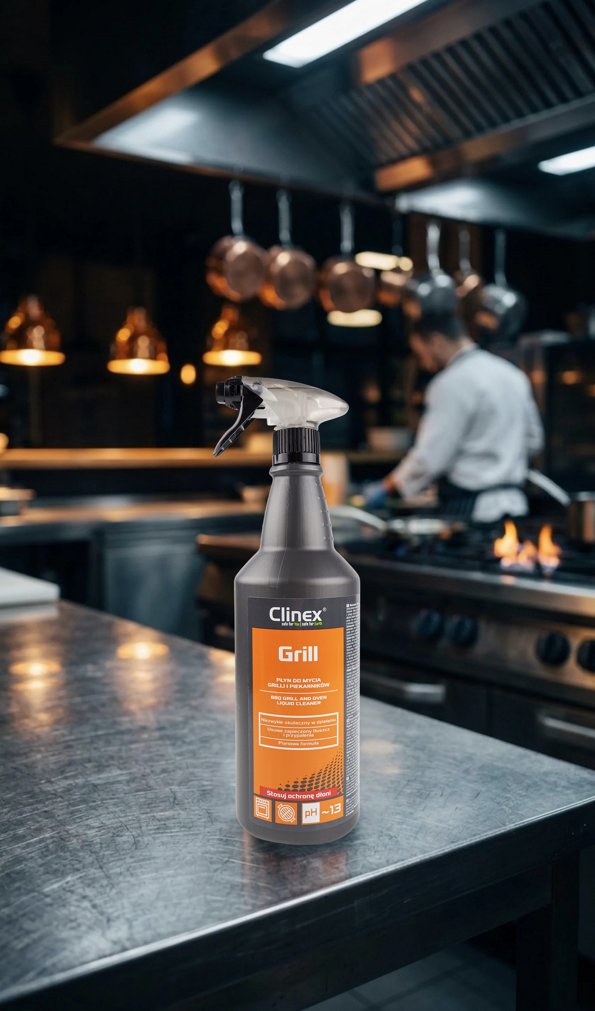 Clinex Grill preparat do czyszczenia grilli spray 1L z atomizerem trigger na blacie kuchni gastronomicznej.