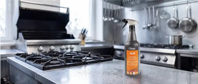 Clinex Grill preparat do czyszczenia grilli spray 1L z atomizerem trigger na tle kuchni gastronomicznej.