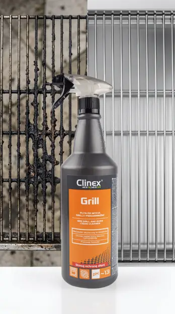 Clinex Grill preparat do czyszczenia grilli i piekarników spray 1L z atomizerem trigger, butelka na tle zabrudzowanego rusztu grillowego.