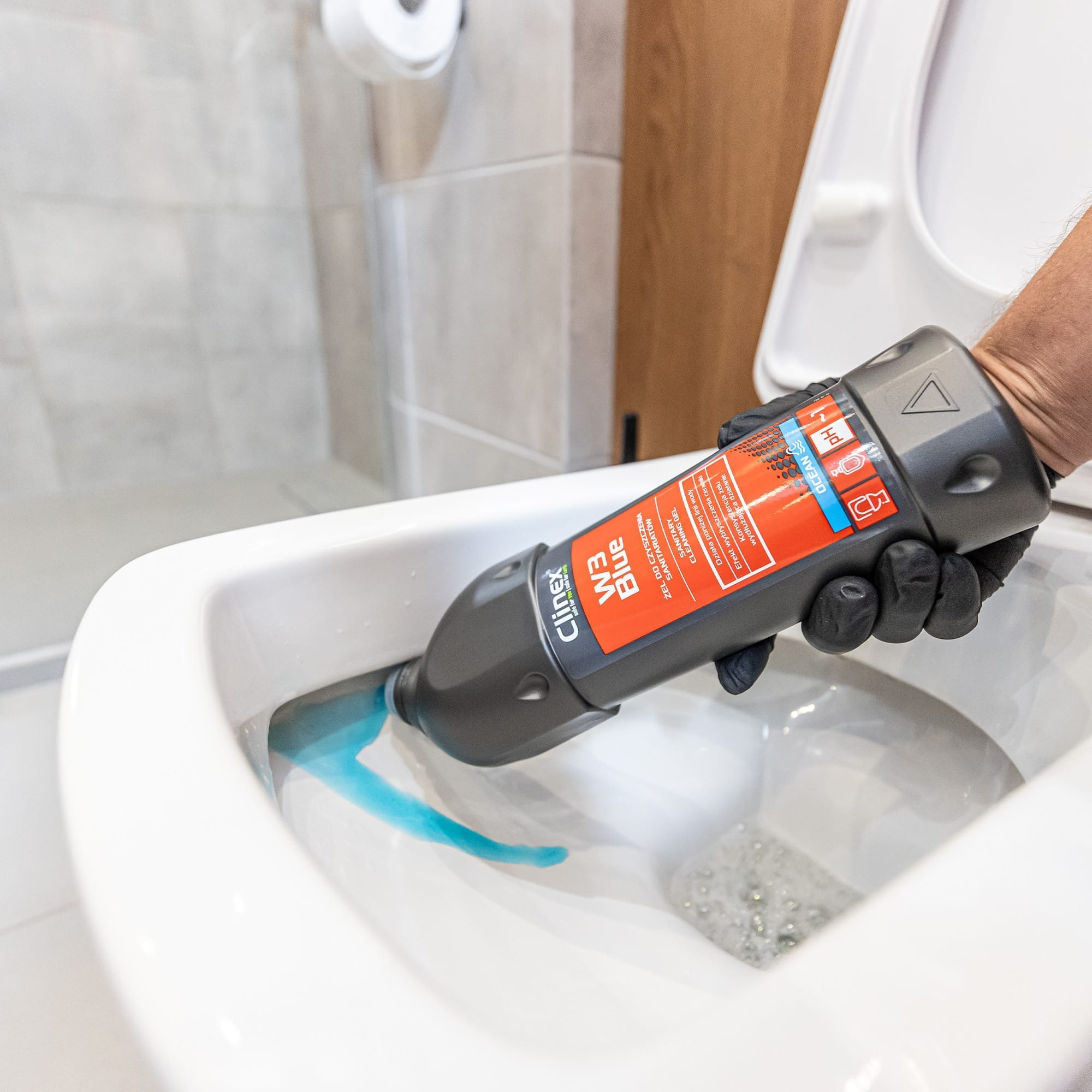 Clinex W3 Blue 1L preparat żel do czyszczenia WC ocean w butelce z przepuszczającym dyżorem nad miską klozetową