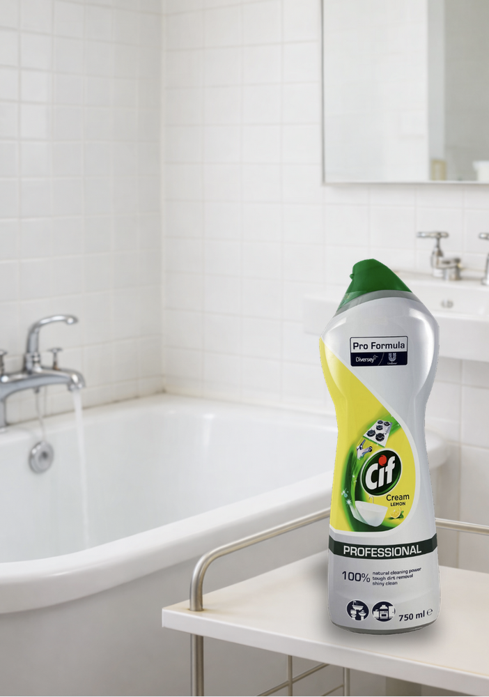 CIF Cream Lemon mleczko do szorowania 750ml Professional, butelka żółto-biała z zielonym wieczkiem na blacie łazienkowym.