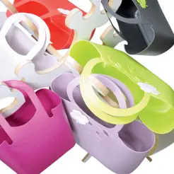 Torba Lily 1,25L w kolorze jagodowym jasnym z uchem do noszenia, przedstawiona w aranżacji z innymi torbami.
