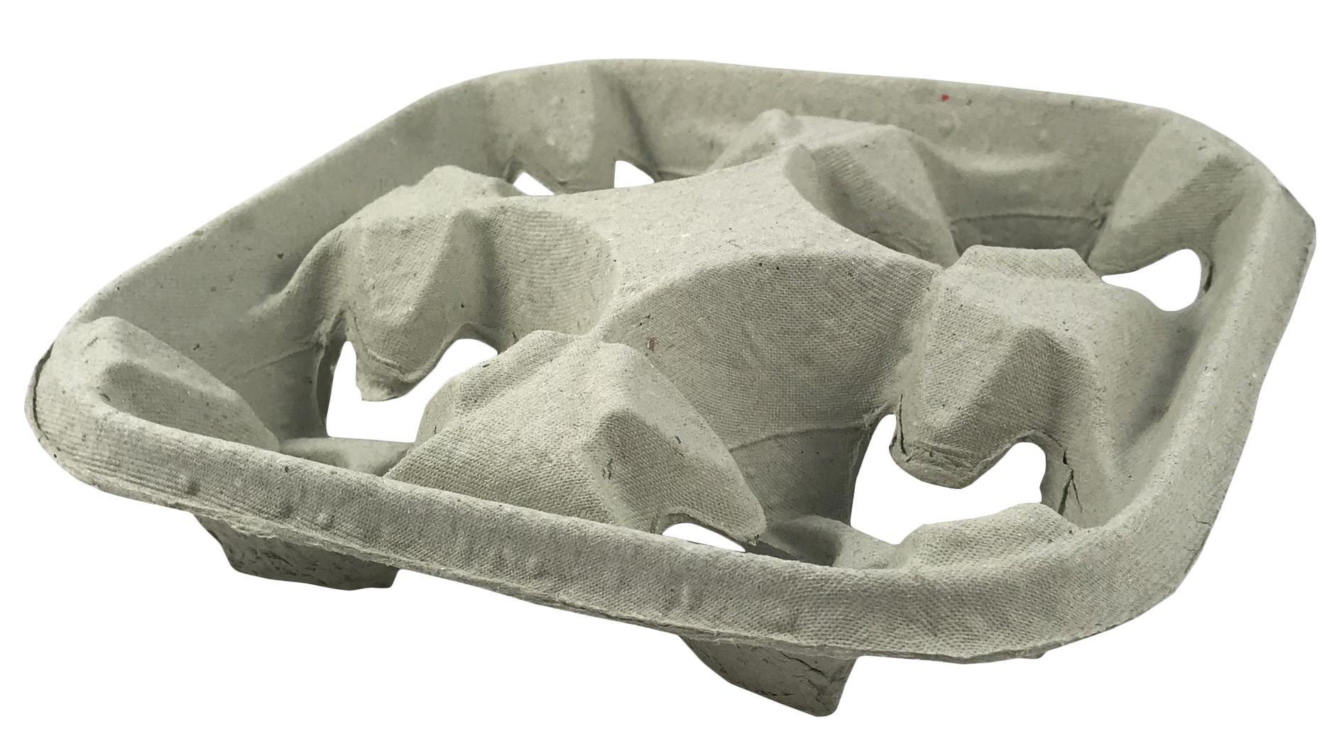 Uchwyt z masy papierowej na cztery kubki. Idealne rozwiązanie w momencie gdy trzeba przenieść większą ilość kubków z napojami gorącymi lub zimnymi. Uchwyt pasuje na kubki o pojemności: 100, 180, 250, 360, 480 ml.