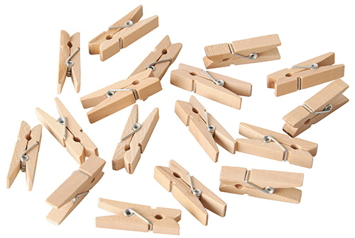 Mini klamerki wykonane z naturalnego drewna. Doskonałe do wykonywania dekoracji metodą scrapbooking i innych rękodzieł.

Wymiary: Wysokość: 3,5cm  Waga: 1,4g. Opakowanie zawiera 100 szt.