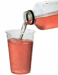 Kubek plastikowy transparentny 200ml z fakturą, napełniany czerwonym napojem z butelki.