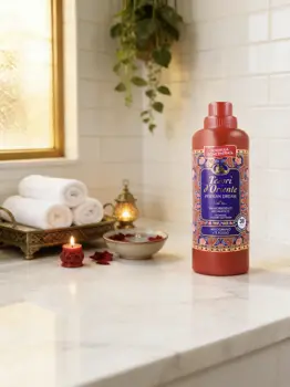Płyn do płukania Tesori d'Oriente Persian Dream 760ml w łazience z ręcznikami i świeczkami.