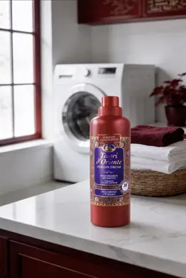 Płyn do płukania Tesori d'Oriente Persian Dream 760ml w pralni obok kosza z ręcznikami.