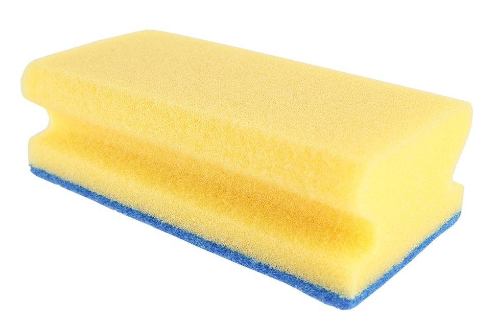 Dwuwarstwowy zmywak niezbędny w każdej kuchni, usunie mniejsze zabrudzenia miękką częścią i większe dzięki zastosowaniu szorstkiej fibry. Ergonomiczny kształt ułatwia użytkowanie.

Wymiary: 7x14cm