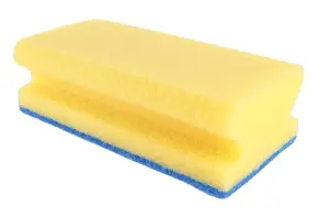 Dwuwarstwowy zmywak niezbędny w każdej kuchni, usunie mniejsze zabrudzenia miękką częścią i większe dzięki zastosowaniu szorstkiej fibry. Ergonomiczny kształt ułatwia użytkowanie.

Wymiary: 7x14cm