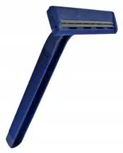 Jednorazowa maszynka do golenia dla mężczyzn Gillette Blue II Plus Chromium posiada chromowane ostrza, które charakteryzują się wyjątkową trwałością. Pasek nawilżający w kontakcie z wodą uwalnia substancje, które zapewniają natychmiastowe nawilżenie sk...