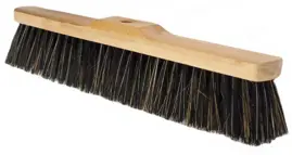 Wykonana na bazie oprawy drewnianej lakierowanej. Otwór gwintowany na kij o średnicy: 22mm. Włosie plastikowe + naturalne. Szerokość szczotki: 30cm.

