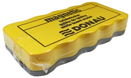 Ścierak z magnesem przeznaczony do tablic suchościeralnych. Opakowanie: folia.