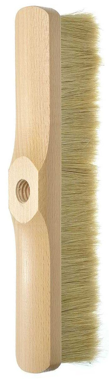 Szczotka wykonana została na bazie oprawy drewnianej. Zastosowane włosie to szczecina świńska. Szczotka posiada uchwyt metalowy na kij o średnicy 22 mm.

     *Długość: 36cm
     *Szerokość: 5,3cm
     *Długość włosia: ok. 5cm