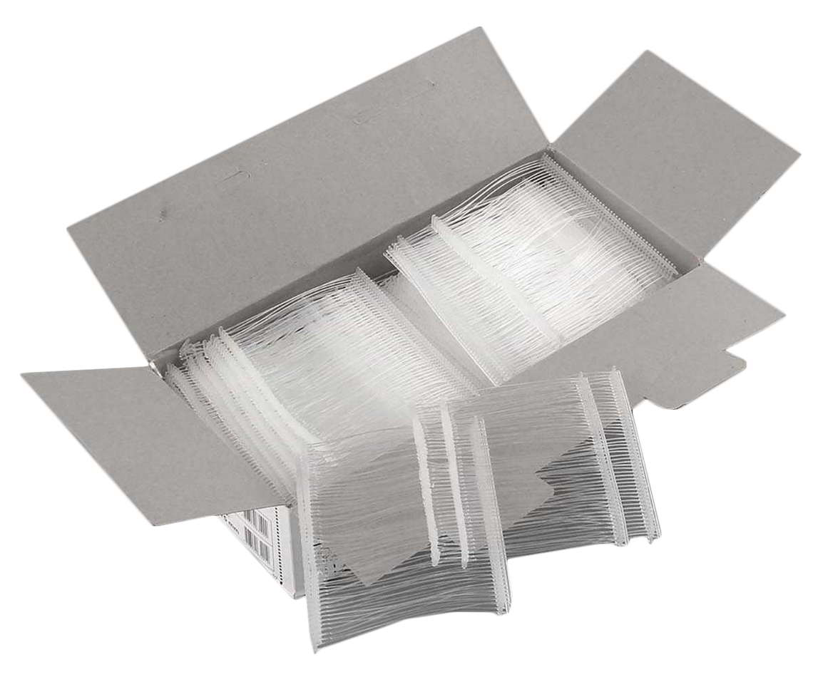 Spinki do metkownicy żyłkowej 35mm A5000 w opakowaniu kartonowym, zawierające opakowania promocyjne spinek.
