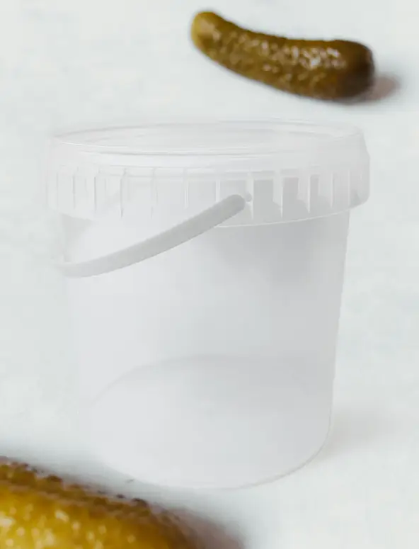 Transparentne wiaderko PP 1L z bezbarwną pokrywką i plastikowym uchwytem do przechowywania.